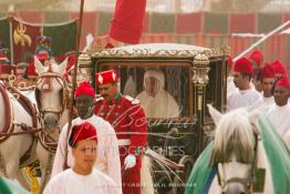 Image du Maroc Professionnelle de  Le Roi Mohammed VI assis à l'intérieur du carrosse Royal se dirige vers la mosquée Moulay Abdelaziz pour effectuer la prière du vendredi 2 novembre 2001 à Laayoune.
Le Roi du Maroc entame une nouvelle visite historique dans les provinces du sud du Maroc comprenant Dakhla et Laayoune. (Photo / Abdeljalil Bounhar) 